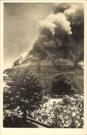 Bild des Verkufers fr Zeitgenssische, originale Fotokarte. Brand der Neuen Universitt Freiburg; Schaulustige, Synagoge. 10. Juli 1934. zum Verkauf von Antiquariat Markus Wolter