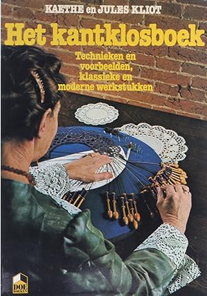 Het kantklosboek. Techniken en voorbeelden, klassieke en moderne werkstukken. Übers. v. L. M. de ...