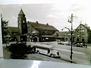 Giessen an der Lahn. Bahnhof. Alte AK s/w. Gebäudeansicht, Bahnhofsvorplatz, Bus, Autos