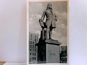 Halle / Saale. Händel - Denkmal. Statue auf Sockel, Gebäude