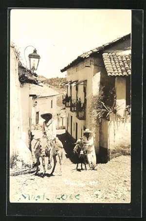 Postcard Taxco, Bauern auf Eseln auf steinigem Weg zwischen Häusern