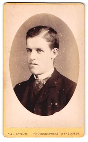 Image du vendeur pour Photo A. G. Taylor, London, junger Mann mit breitem Binder mis en vente par Bartko-Reher