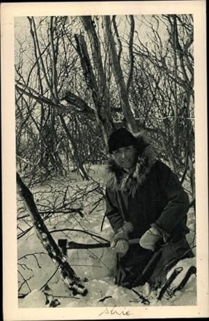 Ansichtskarte / Postkarte Mann, Winter, Axt, Baum