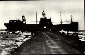 Ansichtskarte / Postkarte Gestrandetes Schiff, Engelse kolenboot gestrand 1954 op de Norderpier t...