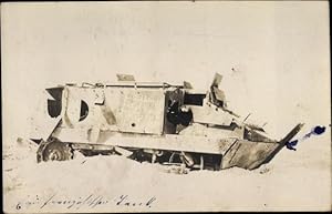 Foto Ansichtskarte / Postkarte Ein französischer Tank, im Nahkampf besiegter Panzer im Schnee, I. WK