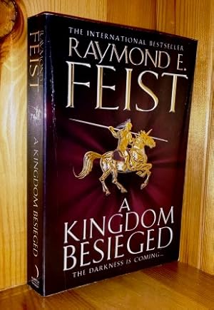 Bild des Verkufers fr A Kingdom Besieged: 1st in the 'Riftwar: Midkemian Trilogy' series of books zum Verkauf von bbs