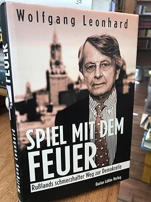 Bild des Verkufers fr Spiel mit dem Feuer. Russlands schmerzhafter Weg zur Demokratie. zum Verkauf von Altstadt-Antiquariat Nowicki-Hecht UG