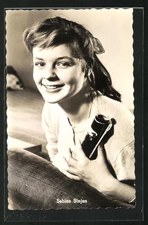 Bild des Verkufers fr Ansichtskarte Schauspielerin Sabine Sinjen mit Haarschleife und Zeitschrift in der Hand zum Verkauf von Bartko-Reher