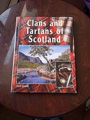 Immagine del venditore per CLANS AND TARTANS OF SCOTLAND venduto da Paraphernalia Books 'N' Stuff