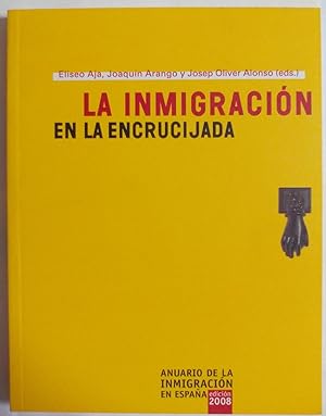 Bild des Verkufers fr LA INMIGRACION EN LA ENCRUCIJADA - Anuario de la Inmigracion en Espaa, edicion 2008 (NUEVO) zum Verkauf von Gibbon Libreria