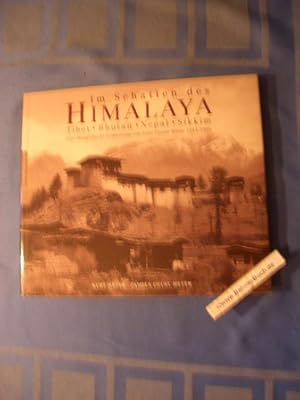 Seller image for Im Schatten des Himalaya : Tibet, Bhutan, Nepal, Sikkim ; eine fotografische Erinnerung von Jean Claude White 1883 - 1903. Kurt Meyer und Pamela Deuel Meyer. Aus dem Engl. von Christine Bendner for sale by Antiquariat BehnkeBuch