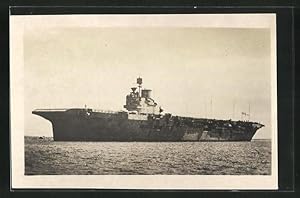 Postcard Kriegsschiff H.M.S. Illustrious auf dem Meer