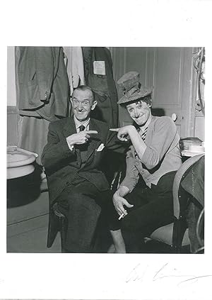 Stan Laurel auf Besuch in der Garderobe von Marcel Marceau, Paris, 1951.