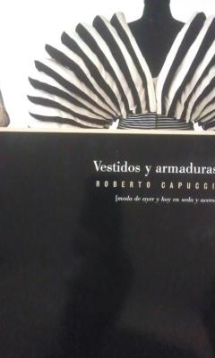 Imagen del vendedor de ROBERTO CAPUCCI: VESTIDOS Y ARMADURAS. Moda de ayer y de hoy en seda y acero (Madrid, 2000) a la venta por Multilibro