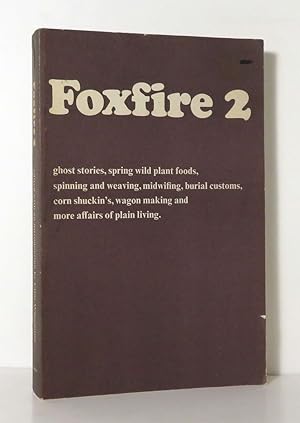 Immagine del venditore per FOXFIRE 2 Ghost Stories, Spring Wild Plant Foods, Spinning and Weaving, Midwifing, Burial Customs, Corn Shuckin's, Wagon Making and More Affairs of Plain Living venduto da Evolving Lens Bookseller