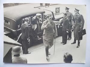 Reichskriegsminister Werner Eduard von Blomberg beim Verlassen seines Dienstwagens. Originalfotog...