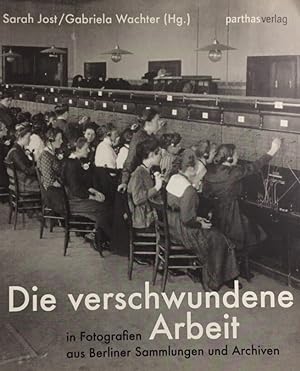Bild des Verkufers fr Die verschwundene Arbeit in Fotografien aus Berliner Sammlungen und Archiven. zum Verkauf von Antiquariat J. Hnteler