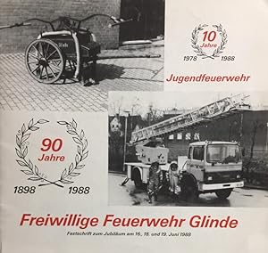 Bild des Verkufers fr 90 Jahre Freiwillige Feuerwehr Glinde. 1898-1988. zum Verkauf von Antiquariat J. Hnteler