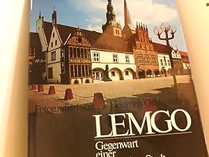 Seller image for Lemgo - Gegenwart einer historischen Stadt - Fotografiert von Heinrich Grafenstein for sale by Book Broker