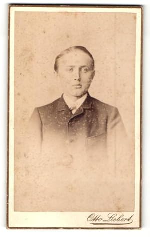 Bild des Verkufers fr Fotografie Otto Siebert, Holzminden, junger Mann im Anzug mit hoher Stirn zum Verkauf von Bartko-Reher