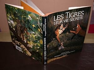 Seller image for Les tigres leur vie secrte for sale by Hairion Thibault