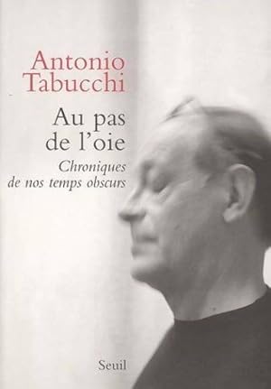 Bild des Verkufers fr Au pas de l'oie. Chroniques de nos temps obscurs - Antonio Tabucchi zum Verkauf von Book Hmisphres