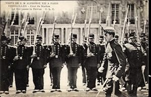 Bild des Verkufers fr Ansichtskarte / Postkarte Versailles Yvelines, Visite de S m Alphonse XIII A Paris, Le Roi passe la Revue zum Verkauf von akpool GmbH