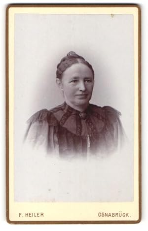 Immagine del venditore per Fotografie F. Heiler, Osnabrck, Portrait charmante Dame mit Haarschmuck venduto da Bartko-Reher