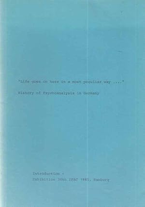 Imagen del vendedor de Hier geht das Leben auf eine sehr merkwrdige Weise weiter ." Zur Geschichte der Psychoanalyse in Deutschland. History of Psychoanalysis in Germany . Einfhrungstext in die Ausstellung; 34. IPAC 1985, Hamburg. a la venta por Fundus-Online GbR Borkert Schwarz Zerfa