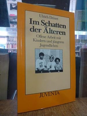 Bild des Verkufers fr Im Schatten der lteren - Offene Arbeit mit Kindern und jngeren Jugendlichen, zum Verkauf von Antiquariat Orban & Streu GbR