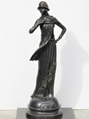 La jeune femme modiste. Statue en bronze à patine brune de style Art Déco.