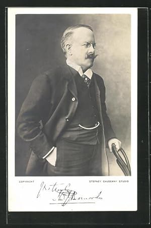 Ansichtskarte Portrait Thomas John Barnardo mit Schnauzbart u. Zwicker im Anzug an Stuhl gelehnt