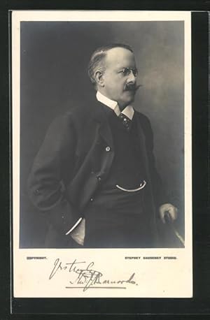 Ansichtskarte Portrait Thomas John Barnardo mit Schnauzbart u. Zwicker im Anzug an Stuhl gelehnt