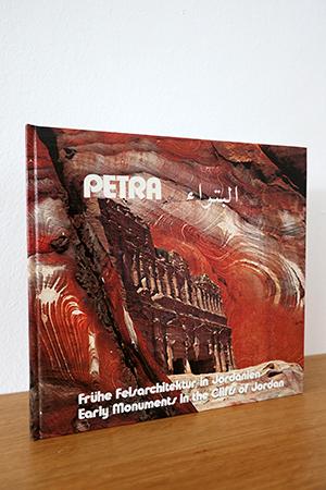 Seller image for Petra. Frhe Felsarchitektur in Jordanien. Early Monuments in the Cliffs of Jordan for sale by AMSELBEIN - Antiquariat und Neubuch