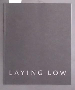 Imagen del vendedor de Laying Low Carl Andre, Lynda Benglis, Mel Bochner, Barry Le Va, Robert Morris, Richard Serra, Robert Smithson, Hannah Wilke, Felix Gonzalez-Torres, Mike Kelley, Melissa McGill, John Miller, Jorge Pardo a la venta por Marcus Campbell Art Books