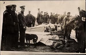 Foto Ansichtskarte / Postkarte Abgestürztes britische Militärflugzeug, Soldaten, I. WK