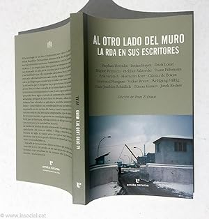 Seller image for Al otro lado del muro : la RDA en sus escritores for sale by La Social. Galera y Libros