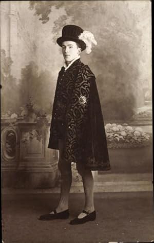 Seller image for Foto Ansichtskarte / Postkarte Theaterszene, Schauspieler im Kost�m for sale by akpool.de - akpool GmbH