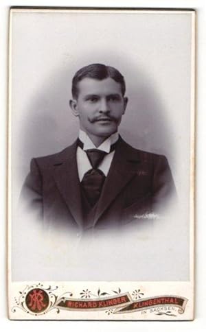 Bild des Verkufers fr Fotografie Richard Klinger, Klingenthal / V., Portrait junger Herr im Anzug mit Krawatte zum Verkauf von Bartko-Reher