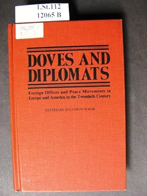 Bild des Verkufers fr Doves and diplomats. Foreign offices and peace movements in Europe and America in the 20th century. zum Verkauf von avelibro OHG