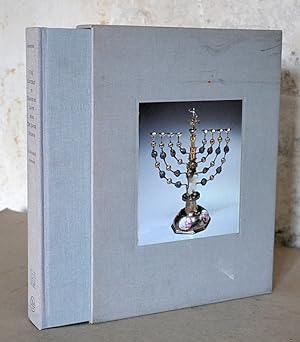 Bild des Verkufers fr Five Centuries of Hanukkah Lamps from the Jewish Museum. A catalogue raisonn. zum Verkauf von Librairie Le Trait d'Union sarl.