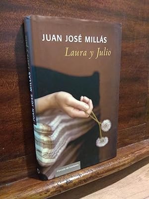 Imagen del vendedor de Laura y Julio a la venta por Libros Antuano