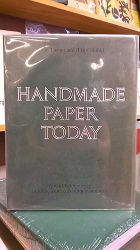 Image du vendeur pour Handmade Paper Today: A Worldwide Survey of Mills, Papers, Techniques and Uses mis en vente par Moe's Books