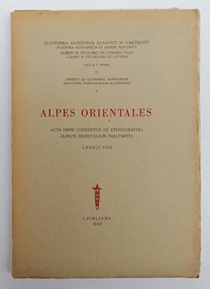 Bild des Verkufers fr Alpes Orientales. Acta primi conventus de ethnographia alpium orientalium tractantis. Labaci 1956. Mit 12 s/w-Tafeln zum Verkauf von Der Buchfreund