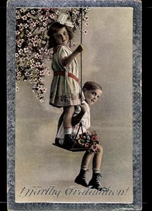 Ansichtskarte / Postkarte Glückwunsch Geburtstag, Junge und Mädchen auf einer Schaukel, Blumen
