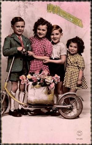 Ansichtskarte / Postkarte Jungen und Mädchen mit einem Roller