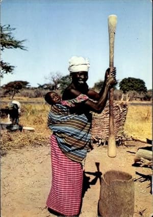 Bild des Verkufers fr Ansichtskarte / Postkarte Afrika, Mutter mit Baby bei der Arbeit im Dorf, Pileuse au village zum Verkauf von akpool GmbH