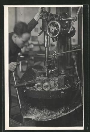 Ansichtskarte Fabrikarbeiter an einer Maschine arbeitend
