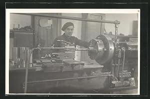 Ansichtskarte Fabrikarbeiter bedient eine Maschine