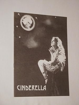 Image du vendeur pour Programmheft 8 Hessisches Staatstheater Wiesbaden 1982/83. Ballett CINDERELLA von Wolkow, Prokofieff (Musik). Musikal. Ltg.: Bela Hollay, Choreographie: Roberto Trinchero, Bhnenbild: Wolf Wanninger, Kostme: Kiki de Kock. Mit Manuella Descamps (Cinderella), Nicu Lohan (Prinz), Ursula Elzner, Gabriel Sala, Ramon Rivera, Deborah Lynn, John Scott mis en vente par Fast alles Theater! Antiquariat fr die darstellenden Knste